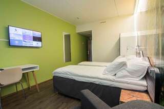 Отель Hotelli Uninen Loviisa Ловийса Двухместный номер с 1 кроватью или 2 отдельными кроватями и диваном-кроватью-3